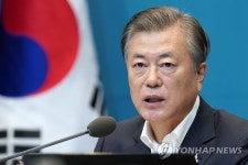 안경 벗은 문 대통령