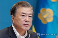 안경 벗은 문 대통령