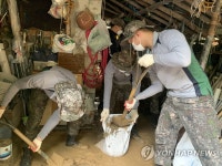 군 장병 수해복구 구슬땀