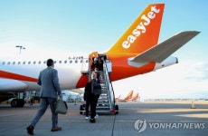 마스크의 의무화의 폐해? 영국 천식환자, 기내서 호흡곤란 경험