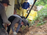 태풍 피해 복구에 나선 군 장병