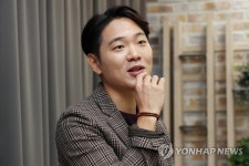 인터뷰하는 김범정 작가