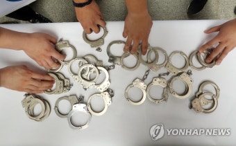 현직 경찰들, 수갑 반납 퍼포먼스