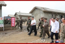황해북도 은파군 수해 복구현장 둘러보는 김정은