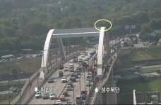 서울 응봉교 아치 위에서 40대 시위…인근 교통 혼잡