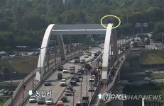 서울 응봉교 아치 위에서 40대 남성 시위…인근 교통 혼잡