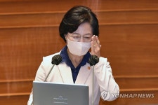 안경 만지는 추미애