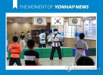 [모멘트] 준 3단계서 2단계로…태권도장에 기합소리