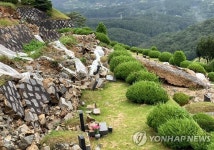 수해 복구 못 한 공원묘지