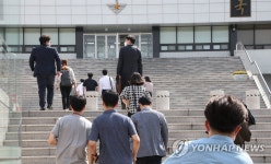 국방부별관매점 | 국방부 별관 들어가는 검찰 관계자들