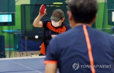 마스크 쓰고 탁구 연습