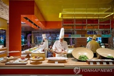 갖다주니 뷔페 아니다…뷔페식당, 테이블서빙으로 영업재개