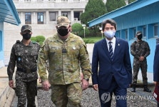 군사분계선 둘러보는 이인영 장관