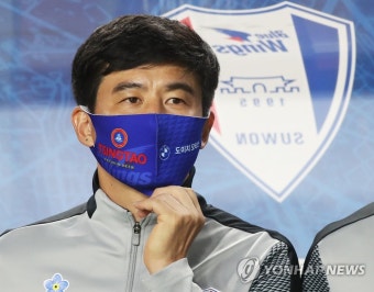 경기 시작 기다리는 박건하 감독