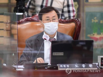 발언하는 도종환