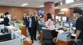 서울지방보훈청 직원들 격려하는 박삼득 국가보훈처장