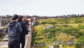 한라산 백록담에 몰려든 인파