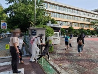 학교 오니 너무 좋아요…한달만에 등교한 학생들