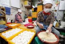 하얗게 빚어지는 송편