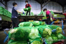 분주하게 움직이는 상인들