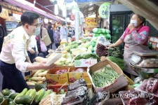 둔촌전통시장 상인들 격려하는 이정훈 강동구청장