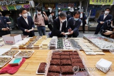 윤석헌 금감원장, 추석맞이 전통시장 방문
