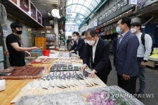 윤석헌 금감원장, 추석맞이 전통시장 방문