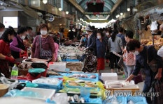 추석 앞둔 전통시장 코로나19 여파로 위축