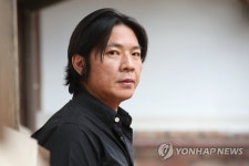 카메라 응시하는 신정원 감독