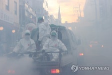 사랑제일교회 인근 상가 방역하는 성북구 관계자들
