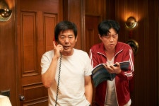 사채업자에게 잡힌 9살 소녀, 가족이 되다…영화 담보