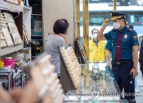 골드테마거리 상인과 대화하는 진정무 부산경찰청장