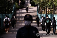 두 줄로, 거리두기 입실