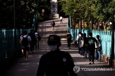 두 줄로, 거리두기 입실