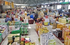 인천 남촌농산물시장에 가득 찬 과일상자