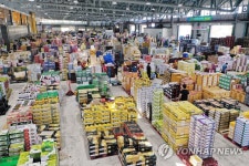 인천 남촌농산물시장에 가득 찬 과일상자