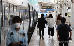 비교적 한산한 서울역