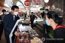 가경터미널시장 방문한 진영 장관