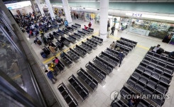 좌석 절반 빈 인천 연안여객터미널 대합실