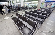 좌석 절반 빈 인천 연안여객터미널 대합실