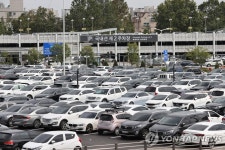 가득 찬 김포공항 주차장