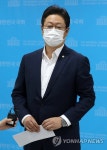 당직사병에게 사과하는 민주당 황희 의원
