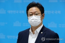 당직사병에게 사과하는 민주당 황희 의원