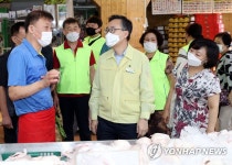 지역 전통시장 방문한 유성훈 금천구청장