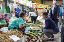 상인과 대화하는 문 대통령