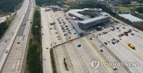 소통 원활한 고속도로와 한산한 휴게소 주차장