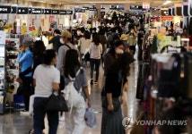 쇼핑객으로 북적이는 지하상가