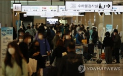 붐비는 김포공항 탑승수속 대합실