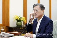 브라질 대통령과 통화하는 문 대통령
