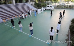 검사 순서 기다리는 학생들